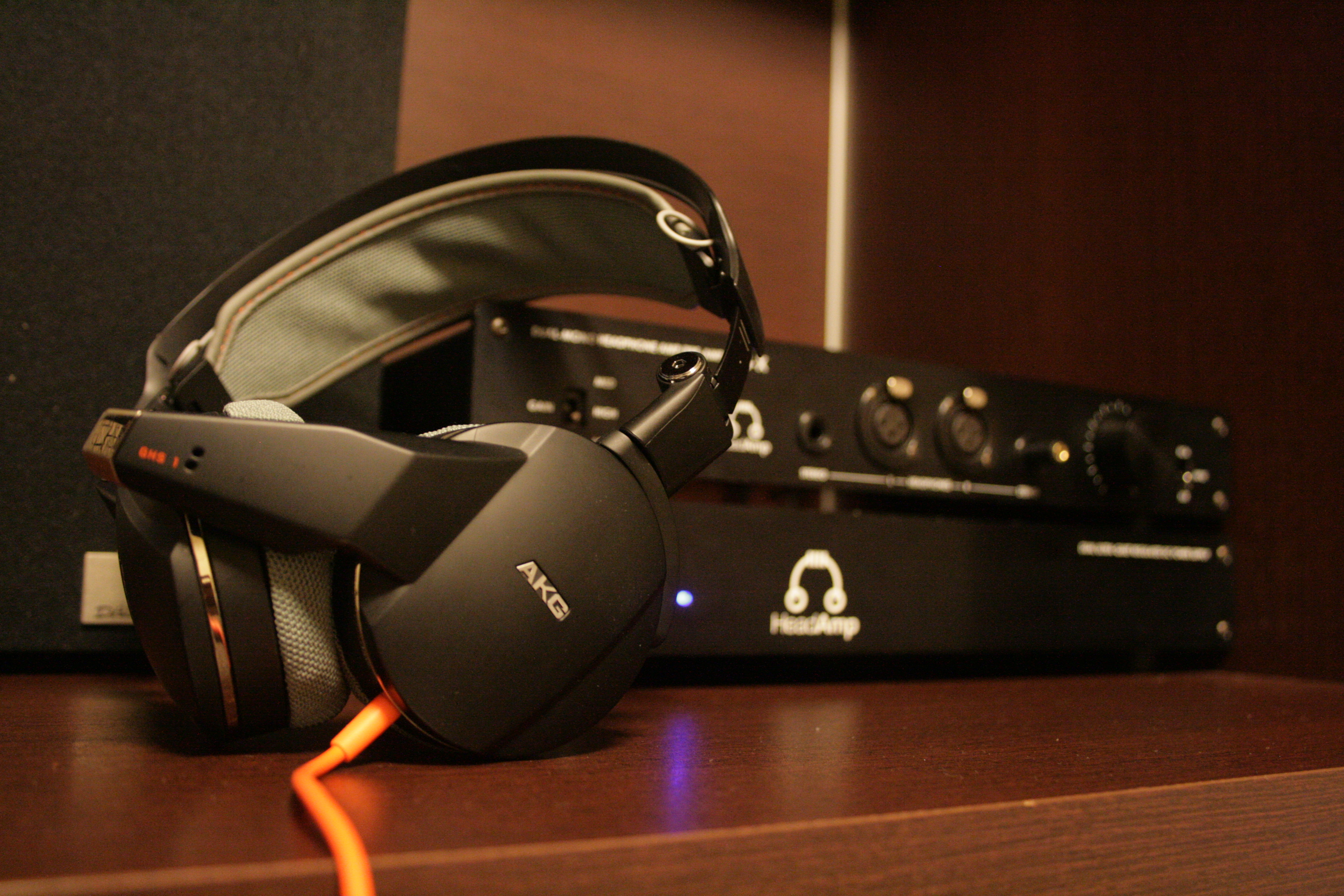 Headsets: AKG GHS1 e Sennheisers PC151 e PC31